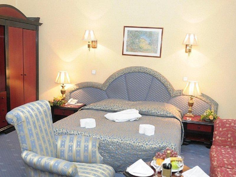 Hotel Ambassador à Almaty Extérieur photo