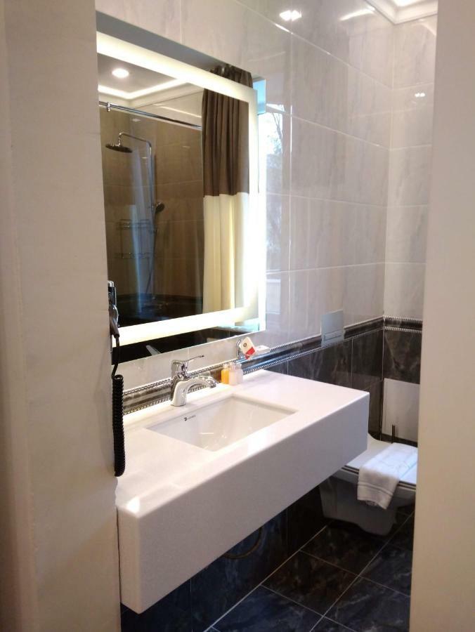 Hotel Ambassador à Almaty Extérieur photo